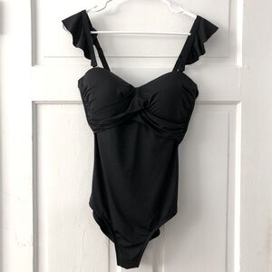 Adjustable and removable straps
Smoothing with 
Tummy Control
Chlorine resistant